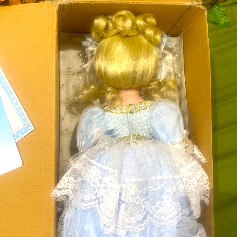 ASHTON-DRAKE DOLL - Picture 5 of 11
